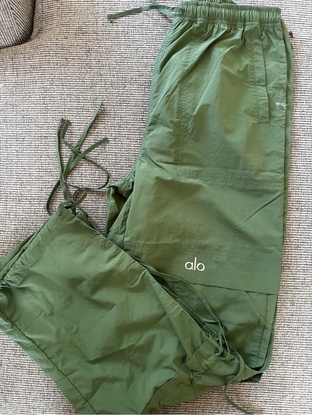 ALO Yoga Menโs Olive Green Drawstring Joggers